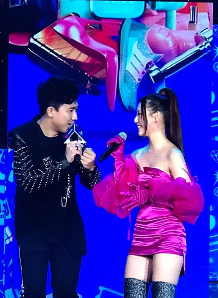 ữ ca sĩ 10x Amee cũng có lựa chọn trang phục dáng ngắn khi biểu diễn.