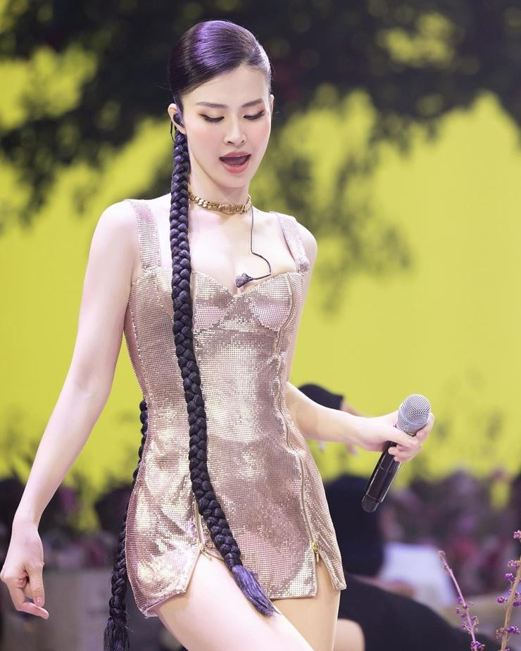 ây không phải lần đầu tiên Đông Nhi lựa chọn kiểu trang phục như thế này khi trình diễn.