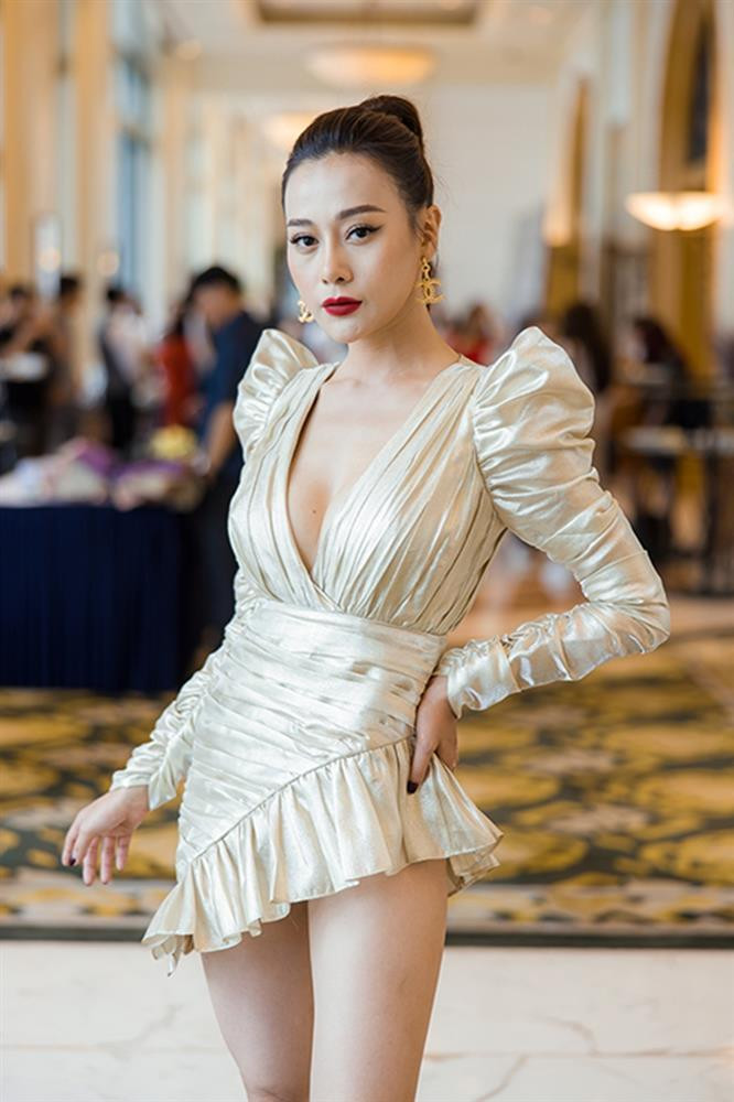 hiết kế còn gây ấn tượng với kiểu cổ chữ V khoét sâu.