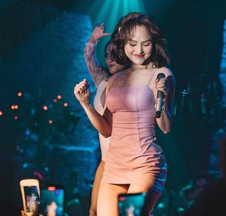 iu Lê mặc thiết kế bodycon khi trình diễn tại một sự kiện.
