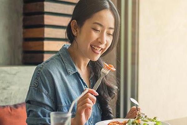 Dang ngoi an voi ban, toi bat ngo thay me dat dua tre la