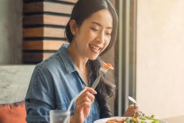 Dang ngoi an voi ban, toi bat ngo thay me dat dua tre la