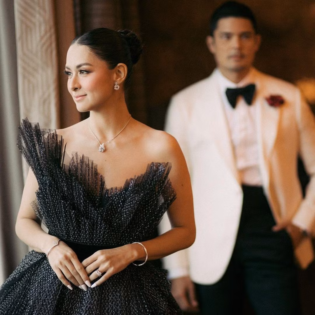 Tối 31/7, vợ chồng diễn viên Marian Rivera và DingDong Dantes tham gia tiệc kỷ niệm 72 năm thành lập GMA Network (một truyền hình mạng lưới thương mại quan trọng và đài phát thanh ở Philippines). Xuất hiện với trang phục lộng lẫy, vợ chồng Marian Rivera đã giành được giải Couple Of The Night (Cặp đôi của đêm tiệc).