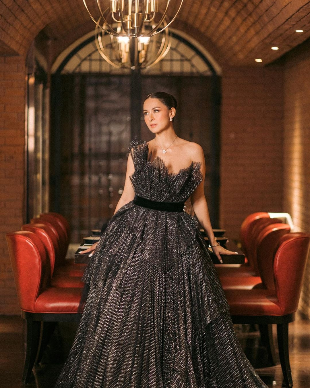 Ngoài hoạt động giải trí, đóng phim, mỹ nhân đẹp nhất Philippines còn điều hành cửa hàng hoa và đồ gia dụng. Cô chia sẻ: "Tôi luôn cố gắng cân bằng giữa công việc, gia đình và cuộc sống vợ chồng. Việc quản lý thời gian không quá khó khăn nếu bạn thật sự biết ưu tiên lớn nhất của mình là gì".