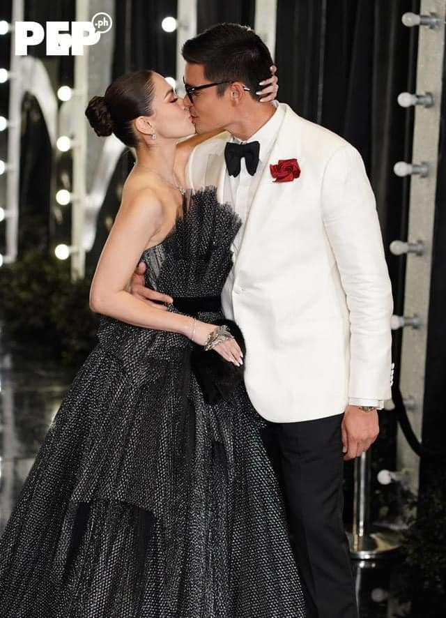 Marian Rivera và chồng trao cho nhau nụ hôn ngọt ngào. Hai diễn viên đã bên nhau 11 năm, có hai nhóc tỳ Zia và Sixto, nhưng vẫn giữ được tình cảm mặn nồng như khi mới yêu. Họ được gọi là nhà vua và nữ hoàng của buổi tiệc.