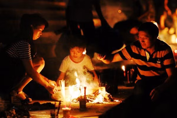 Trong tháng cô hồn, mọi người thường nói nhiều về chuyện quỷ hồn nên mọi người có chút sợ hãi về tâm lý, tâm thần bất định nên vô cùng hoảng loạn và sợ hãi khi đêm đến. Chỉ cần bạn biết cách trừ tà thì khí định thần nhà, sẽ không hoang mang và cũng sẽ không gặp chuyện phiền toái trong tháng cô hồn.