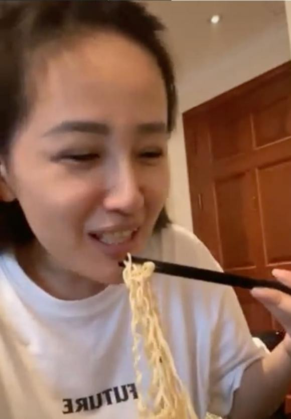 Mai Phuong Thuy mat moc an mi, netizen khau chien-Hinh-8