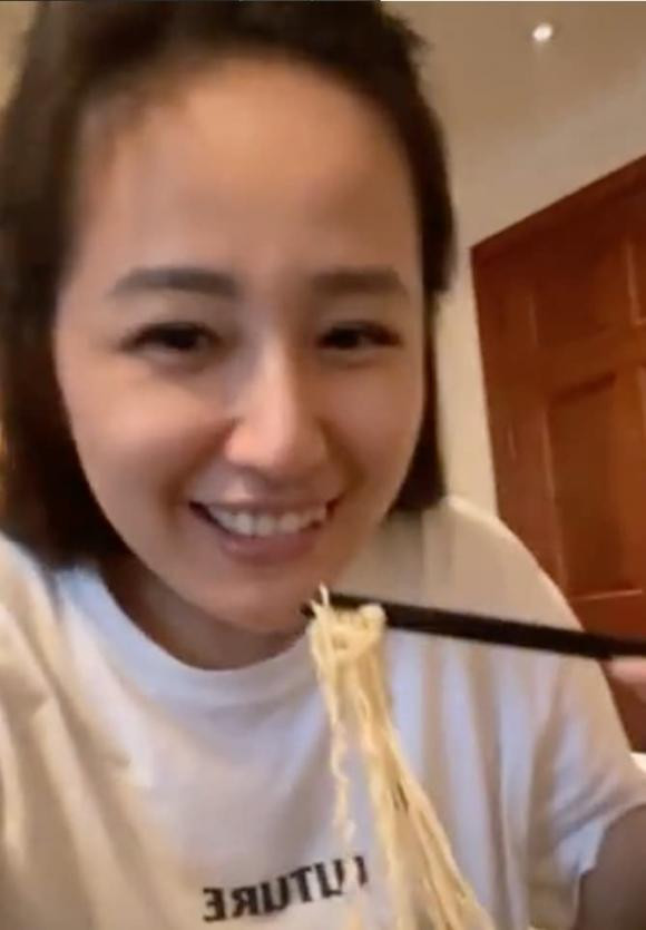 Mai Phuong Thuy mat moc an mi, netizen khau chien-Hinh-7