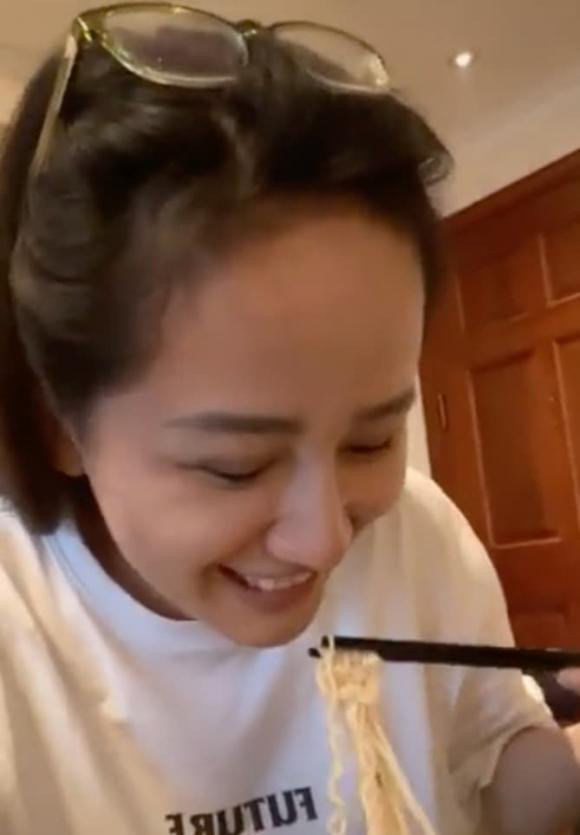 Mai Phuong Thuy mat moc an mi, netizen khau chien-Hinh-6