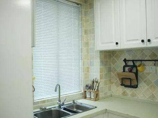 Căn bếp khá nhỏ nhưng thiết kế lưu trữ quá tốt, đối với những căn bếp nhỏ thì chỉ có thiết kế lưu trữ hợp lý mới có thể đảm bảo được sự sạch sẽ một cách hiệu quả. Gạch được sử dụng trên các bức tường cũng có thể coi là vật liệu làm tăng vẻ đẹp của không gian.