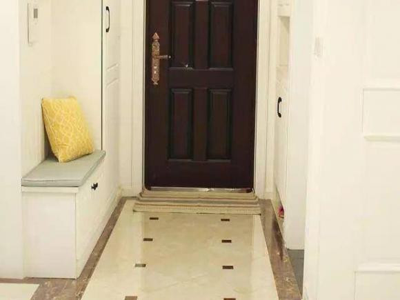 Ngay khi bước vào căn hộ, lối ra vào được thiết kế rất tuyệt vời. Một bên là tủ giày âm tường với tay cầm thông minh ở phía trên, phía đối diện là tủ chức năng bao gồm ghế thay giày, tủ đựng quần áo… với khả năng lưu trữ mạnh mẽ.