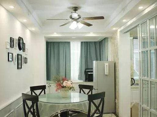 Phòng ăn nằm ngay phía ngoài bếp, bếp được trang bị cửa kính lùa để ngăn mùi thoát ra ngoài. Ở khu vực bàn ăn, không gian mặc dù hơi chật nhưng bố trí vẫn khá hài hòa, hiện đại và sang trọng.