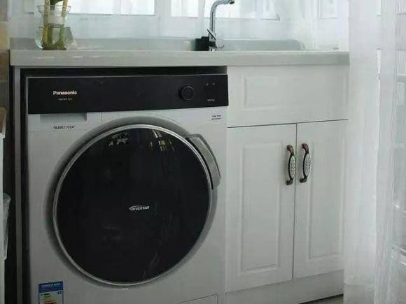 Ba mặt ban công đều có cửa sổ, ánh sáng tự nhiên rất lớn, nhưng để tránh ánh sáng quá mạnh ảnh hưởng đến tuổi thọ của máy giặt, trên cửa sổ được lắp đặt rèm vải gạc để lấy sáng và mỏng, đầy vẻ đẹp.