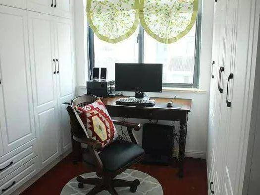 Phòng làm việc đương nhiên đáp ứng được nhu cầu học tập và làm việc, có bàn làm việc cạnh cửa sổ, vô cùng thuận tiện và riêng tư. Ngoài ra, hai bên tường cũng được bố trí tủ để chứa đồ, điều này là thực tế.