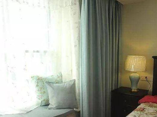 Phòng ngủ chính có nét quyến rũ đặc trưng nhất, toát lên sự thoải mái và dễ chịu. Tường sơn màu rất ấm áp, nổi bật dưới ánh đèn. Đồ nội thất chủ yếu bao gồm các tông màu trầm, ấm, ổn định, sự kết hợp của các sắc thái và bầu không khí thật đẹp mắt.