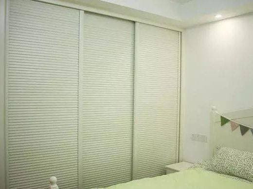 Phòng ngủ thứ hai tận dụng tốt màu xanh nhạt tạo không gian ngủ tự nhiên, trong lành và rất thoải mái. Ngoài ra còn có một tủ quần áo âm tường, với cửa trượt, sự kết hợp của cả hai có thể tiết kiệm không gian một cách tối đa.