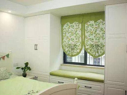 Về cửa sổ lồi của phòng ngủ thứ hai, đây là lần đầu tiên tôi thấy thiết kế cửa sổ lồi như thế này, quả là siêu thực tế và hiệu quả. Hai bên là tủ lưu trữ, được trải đệm êm ái làm nơi thư giãn.