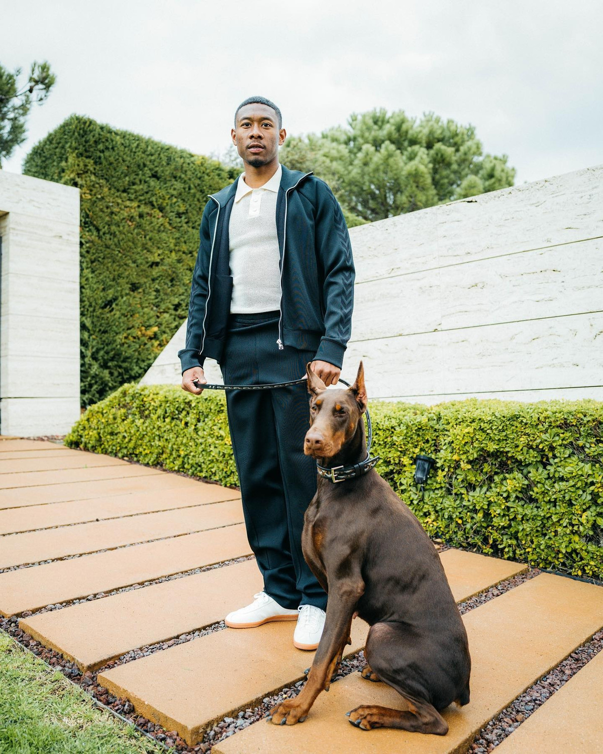 David Alaba ngày càng cho thấy sự tiến bộ trong phong cách. Cầu thủ tuyển Áo thường phối theo công thức áo phông hay polo với quần ống rộng. Fan cho rằng ngay cả khi dắt chó đi dạo, anh cũng gây ấn tượng với vẻ ngoài sành điệu. Ảnh: davidalaba.