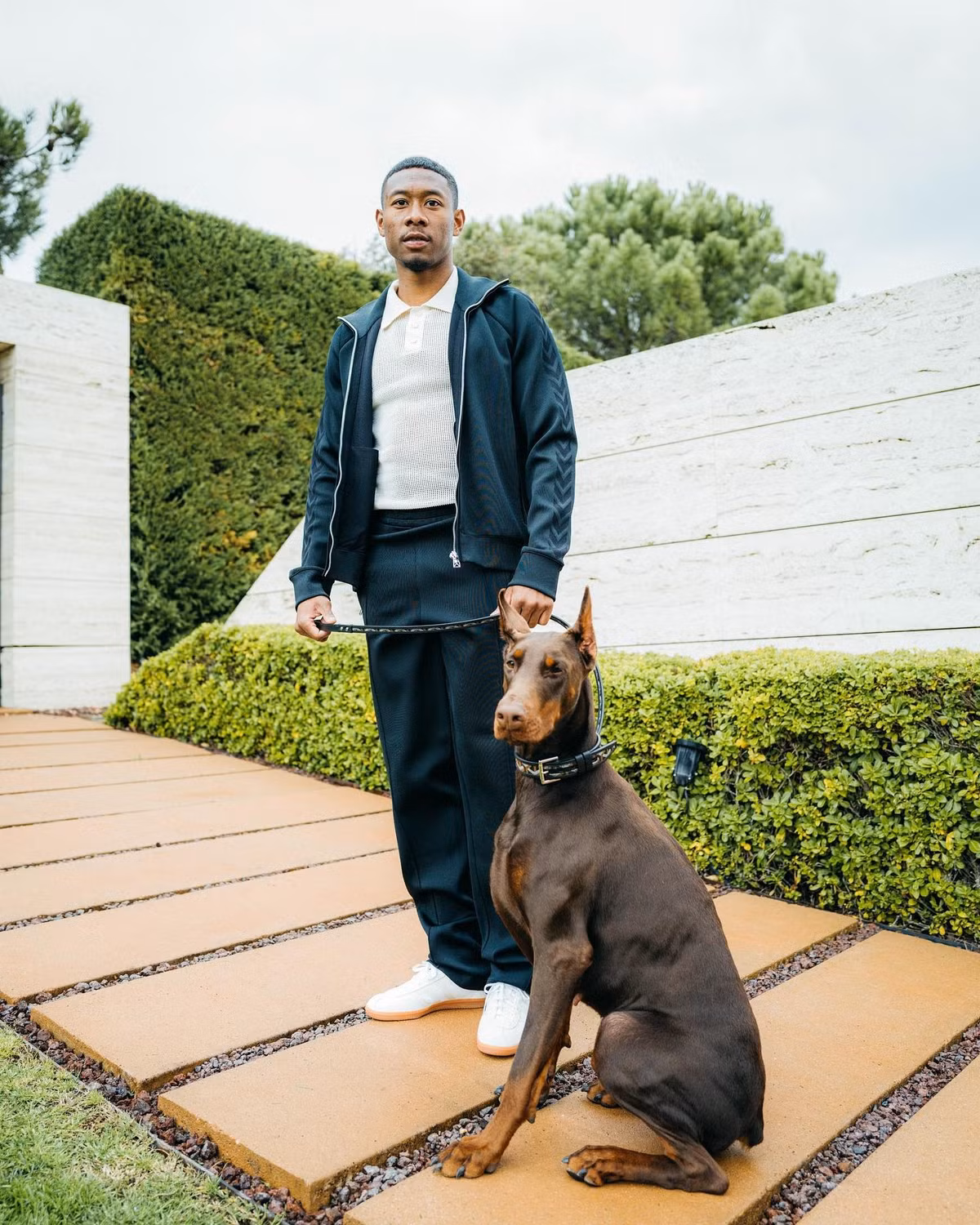 David Alaba ngày càng cho thấy sự tiến bộ trong phong cách. Cầu thủ tuyển Áo thường phối theo công thức áo phông hay polo với quần ống rộng. Fan cho rằng ngay cả khi dắt chó đi dạo, anh cũng gây ấn tượng với vẻ ngoài sành điệu. Ảnh: davidalaba.