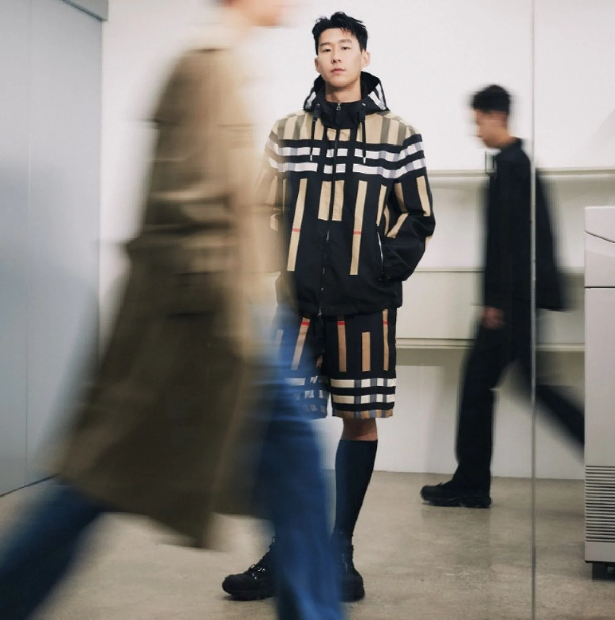 Son Heung Min thích mặc những chiếc áo khoác mùa đông lớn. Trong những sự kiện, anh chỉ chọn phong cách tối giản với áo phông và quần vải hay suit trung tính. Vào tháng 6, ngôi sao bóng đá người Hàn Quốc đã ký hợp đồng với hãng thời trang Burberry của Anh với tư cách đại sứ thương hiệu. Anh được chọn làm người mẫu cho bộ sưu tập quần vợt Wimbledon chính thức của Ralph Lauren. Với việc thành lập thương hiệu riêng NOS7 tại Hàn Quốc, anh chính thức gia nhập đội ngũ người nổi tiếng kinh doanh thời trang. Ảnh: hm_son7.