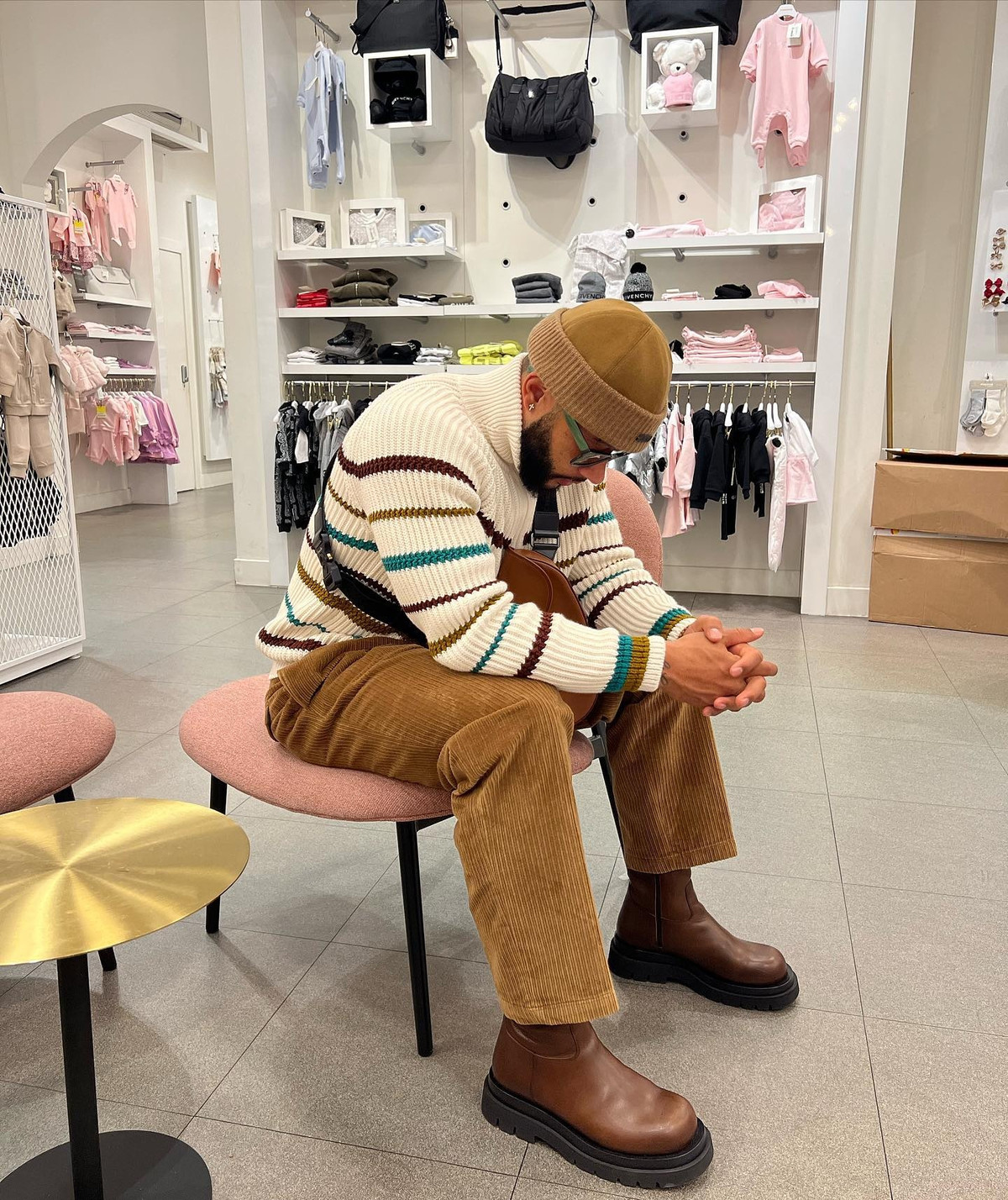 Cầu thủ người Hà Lan Memphis Depay có sở thích mặc trang phục bản in lớn. Từ áo khoác matador viền vàng, bomber tua rua Saint Laurent đến bộ đồ nguyên cây trắng, anh cho thấy phong cách của mình khá đa dạng, không bị bó buộc. Ảnh: memphisdepay.