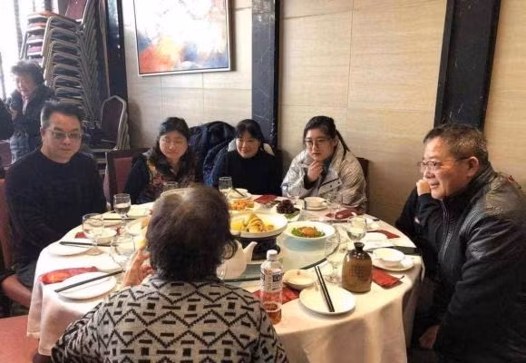 Tren ban ruou luon thay co nguoi khong chu dong moi