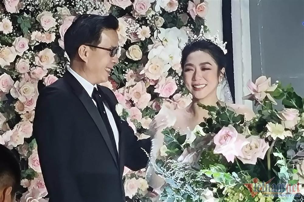 MC Ky Duyen mac loi kho thong cam khi dan dam cuoi-Hinh-3