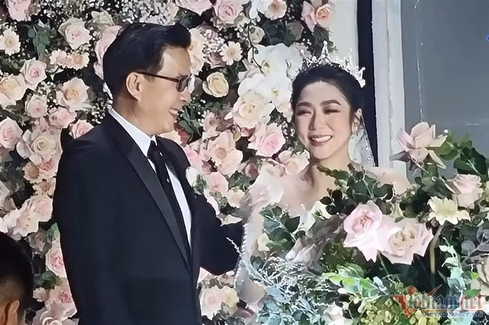 MC Ky Duyen mac loi kho thong cam khi dan dam cuoi-Hinh-3