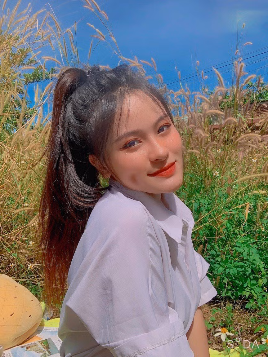 Co gai be trap gianh vac mam heo quay trong dam hoi-Hinh-2