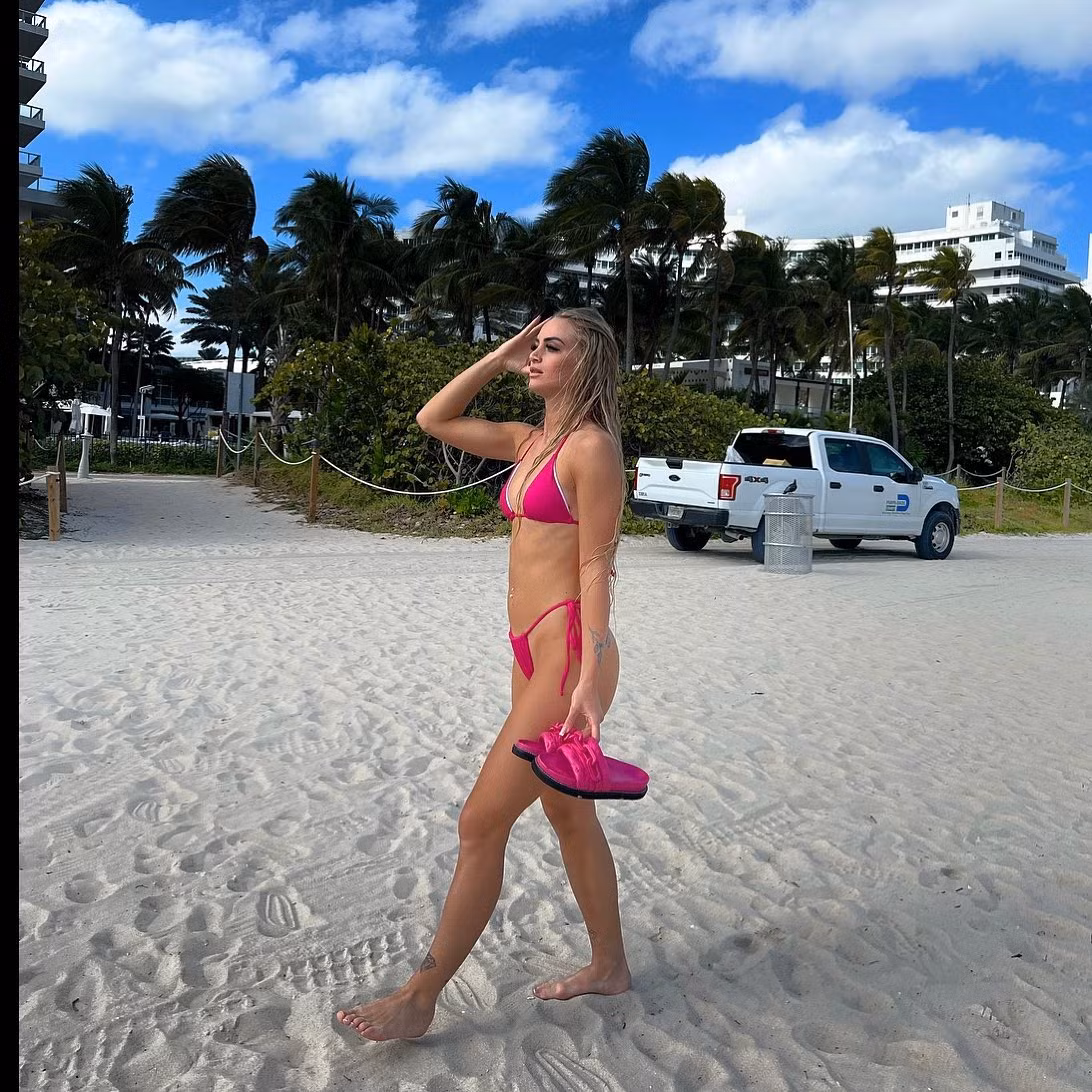 Nu cau thu Aston Villa mac bikini tha dang kheu goi o bai bien-Hinh-3