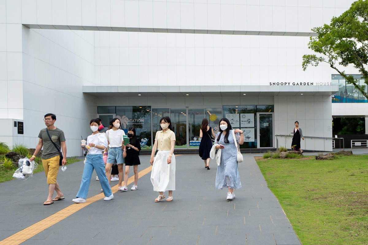 Snoopy Garden mở cửa đón khách từ tháng 7/2020 và nhanh chóng thu hút sự chú ý của giới trẻ. Tổng diện tích khu tham quan lên tới 83.000 m2. Giá vé người lớn là 18.000 KRW (khoảng 330.000 đồng).