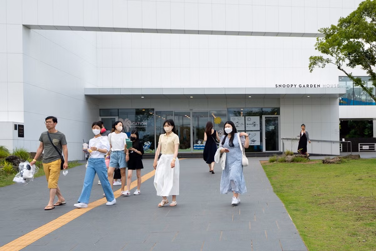 Snoopy Garden mở cửa đón khách từ tháng 7/2020 và nhanh chóng thu hút sự chú ý của giới trẻ. Tổng diện tích khu tham quan lên tới 83.000 m2. Giá vé người lớn là 18.000 KRW (khoảng 330.000 đồng).