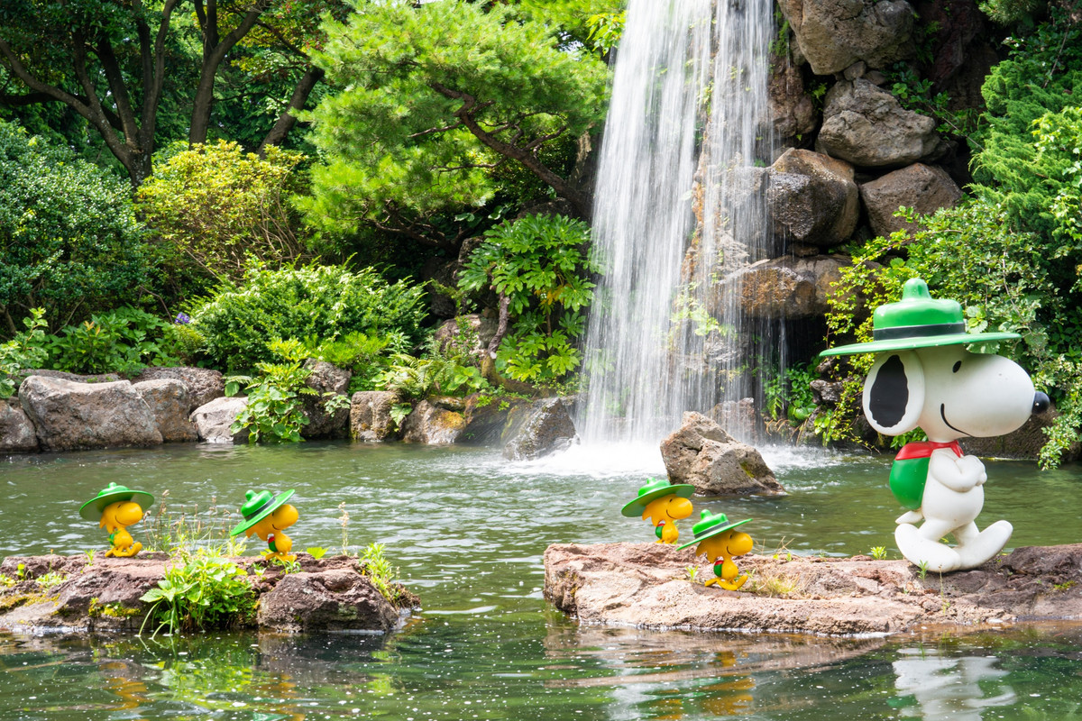 Khu vườn ngoài trời có 11 không gian tái hiện các cảnh kinh điển trong Peanuts như sân bóng chày của Charlie Brown, khu rừng chăn bông của Linus hay miếng bí ngô của Vua bí ngô… Tất cả được xây dựng hài hoà với thiên nhiên Jeju.