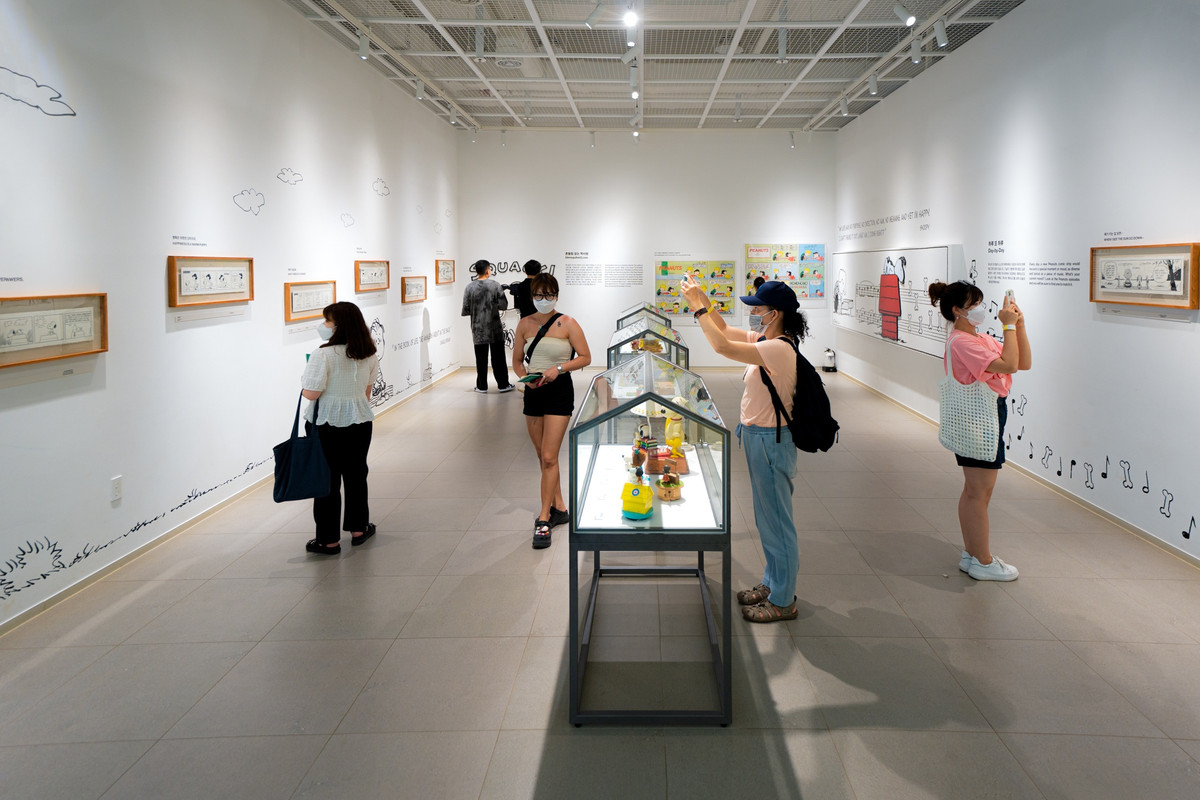 Ngoài ra, các bức tường ở đây được bao phủ bởi một số cảnh truyện đặc sắc trong kho tàng 50 năm của Peanuts. Tâm hồn du khách hoàn toàn chìm đắm trong thế giới đa sắc màu. Câu chuyện về chú chó trắng và cậu bé Charlie Brown hiện lên chân thật qua từng bức tranh vẽ, video, mô hình.