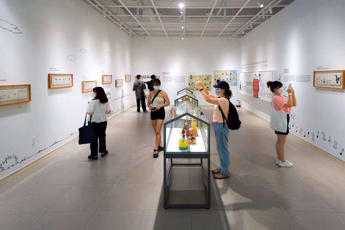 Ngoài ra, các bức tường ở đây được bao phủ bởi một số cảnh truyện đặc sắc trong kho tàng 50 năm của Peanuts. Tâm hồn du khách hoàn toàn chìm đắm trong thế giới đa sắc màu. Câu chuyện về chú chó trắng và cậu bé Charlie Brown hiện lên chân thật qua từng bức tranh vẽ, video, mô hình.