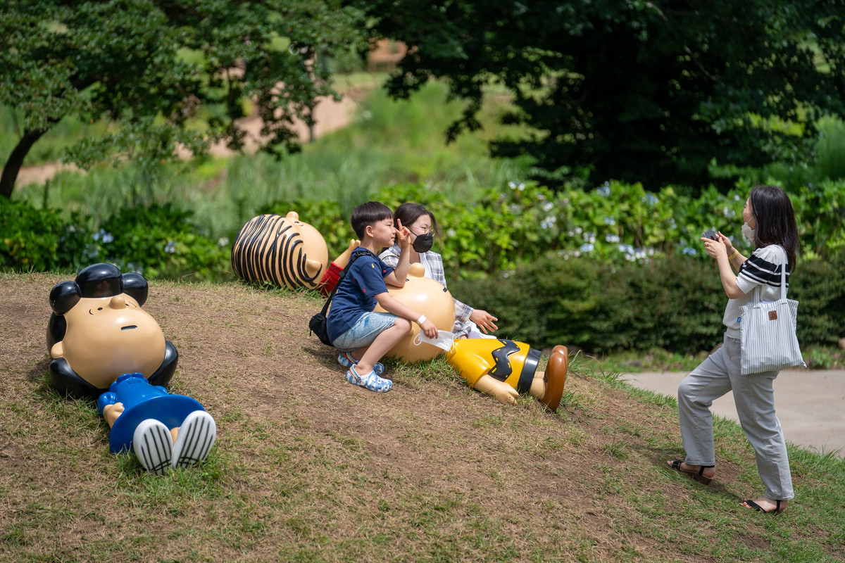 Không chỉ thu hút du khách, Snoopy Garden còn là điểm đến tại Jeju được nghệ sĩ xứ sở củ sâm yêu thích. Bạn có thể bắt gặp hình ảnh ấn tượng của Jimin (BTS) hay Jisoo (Black Pink) từng check-in tại đây. Ngọn đồi nhỏ với những bức tượng đáng yêu này là nơi du khách dễ tìm thấy. Nếu muốn "cheap moment" cùng thần tượng, bạn đừng quên tạo dáng chụp ảnh ở đây.