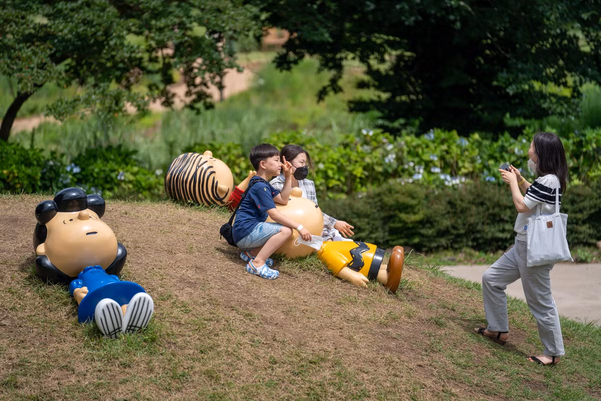 Không chỉ thu hút du khách, Snoopy Garden còn là điểm đến tại Jeju được nghệ sĩ xứ sở củ sâm yêu thích. Bạn có thể bắt gặp hình ảnh ấn tượng của Jimin (BTS) hay Jisoo (Black Pink) từng check-in tại đây. Ngọn đồi nhỏ với những bức tượng đáng yêu này là nơi du khách dễ tìm thấy. Nếu muốn "cheap moment" cùng thần tượng, bạn đừng quên tạo dáng chụp ảnh ở đây.