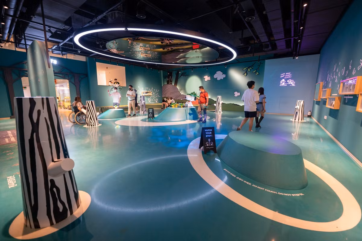 Bạn sẽ mất khoảng 2 tiếng đồng để thư thả đi dạo, check-in hết thảy hai khu vực chính trong công viên là Garden House - phòng triển lãm trong nhà và khu vườn ngoài trời với 11 công viên theo chủ đề khác nhau. Nếu là fan của bộ truyện, bạn sẽ ngay lập tức nhận ra từng hình ảnh quen thuộc trong suốt hành trình khám phá.