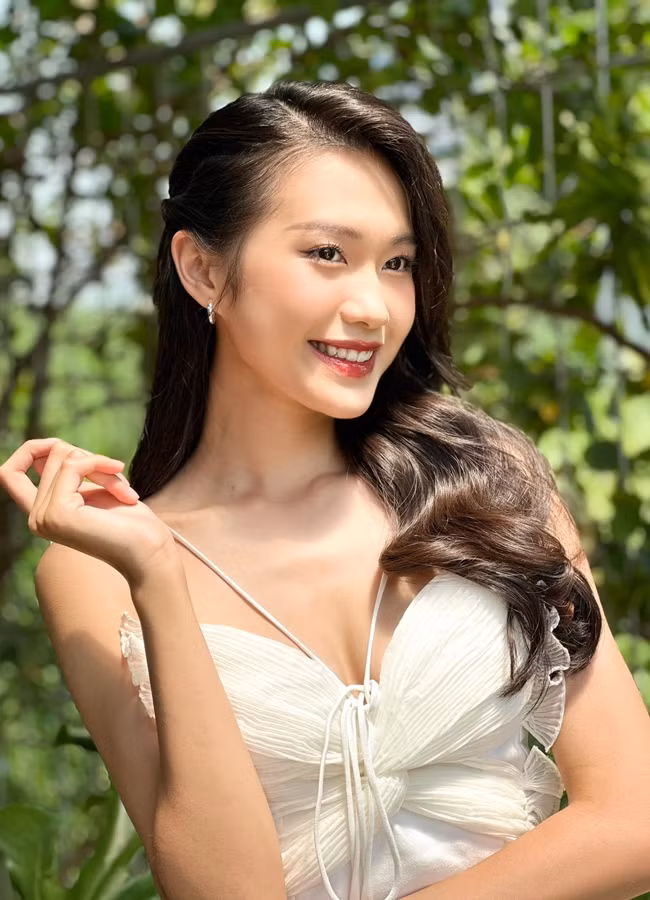 Cô nàng cũng thường xuyên mua sắm đồ hiệu, check in ở những địa điểm du lịch nổi tiếng.