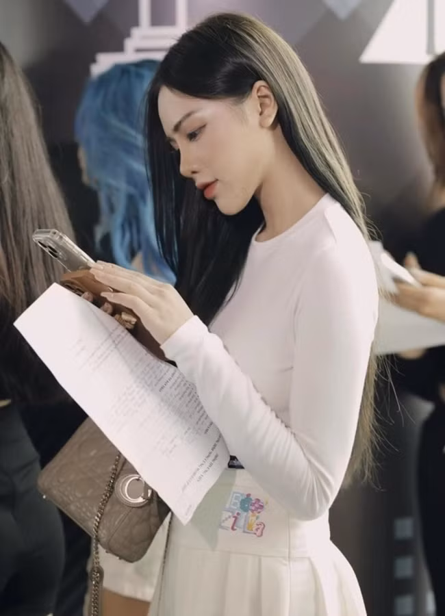 Cô còn là Đại sứ Thương hiệu của trường THPT Yên Hoà. Hiện tại, Trang đang theo học chuyên ngành Báo in tại Học viện Báo chí và Tuyên truyền với thành tích học tập tốt.