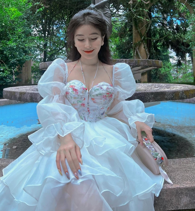 Vì sở hữu lượng người theo dõi lớn nên cô nàng được mời quảng cáo độc quyền cho một số sản phẩm. Cô chỉ quảng cáo cho những sản phẩm chất lượng, có tên tuổi, mỗi tháng chỉ cần quảng cáo 1 sản phẩm tầm khoảng 50 triệu là đủ chi tiêu, nếu còn dư sẽ đem đi làm từ thiện.