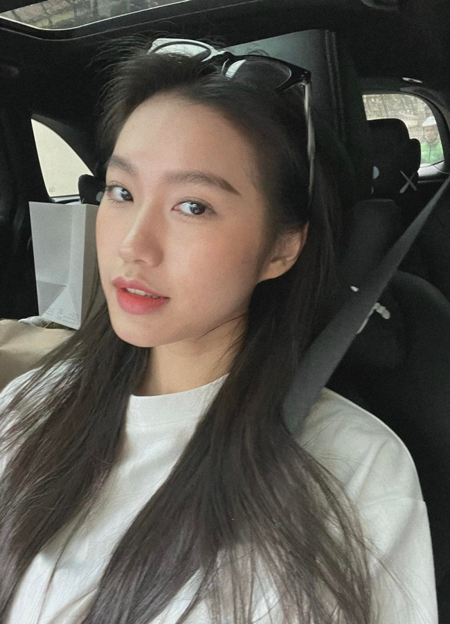 Cô cũng đang là chủ của một thương hiệu mỹ phẩm dành cho nam. Tuy không tiết lộ cụ thể nhưng con số này cũng không hề nhỏ, giúp cô sinh viên trường Luật có đời sống dư dả.