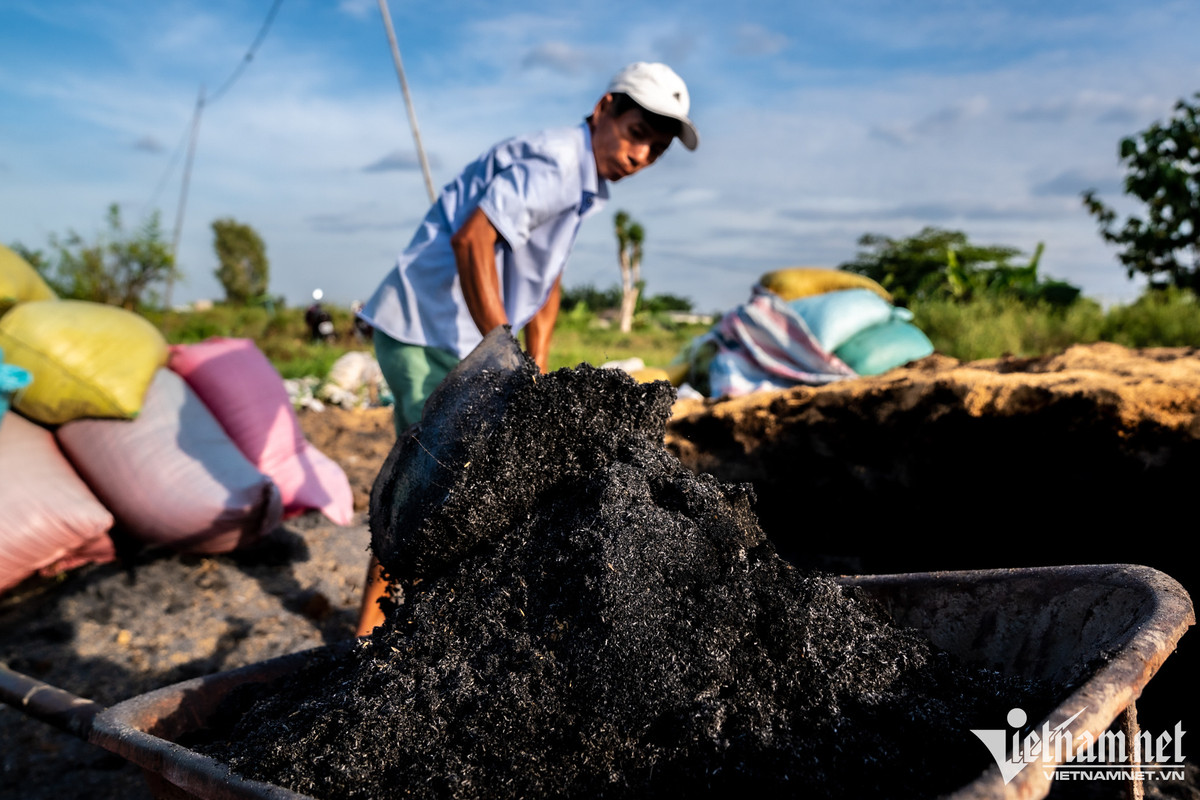 Mỗi này, anh Định trộn hàng trăm ký đất trồng gồm tro, trấu và xơ dừa cho vào các chậu bông để bổ sung dinh dưỡng cho cây.