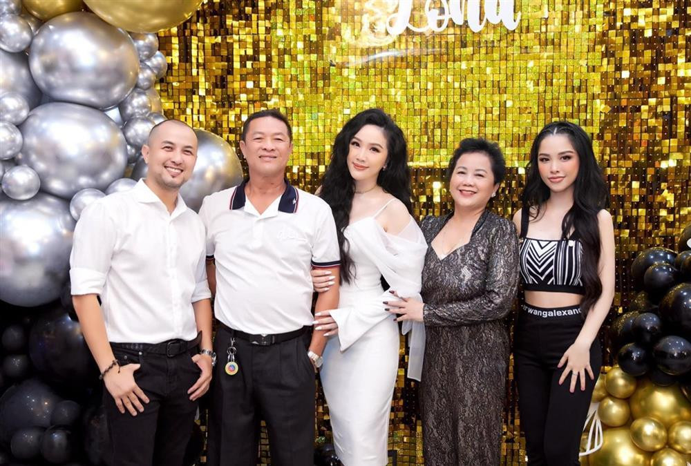 Ngô Kiến Huy, Khổng Tú Quỳnh "bơ đẹp" tại tiệc sinh nhật Bảo Thy - Hình 2 Ngo Kien Huy, Khong Tu Quynh