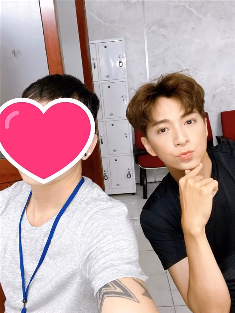 Ngo Kien Huy danh mat ve nam tinh voi layout 