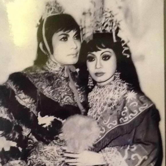 Y Phụng khoe ảnh giả trai đóng cải lương với bố, đẹp xuất sắc - Hình 5 Y Phung khoe anh gia trai dong cai luong voi bo, dep xuat sac-Hinh-5