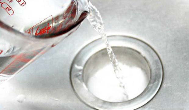 Do 1 chau nuoc nay vao duong cong ban se thay dieu ky dieu