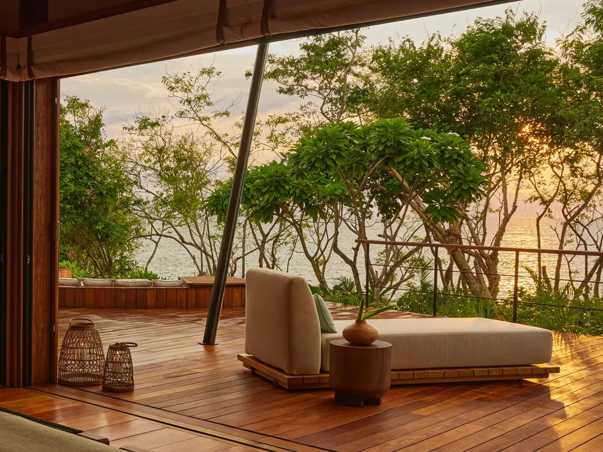 Leu cam trai cao cap co gia thue gan 4.000 USD/dem-Hinh-4