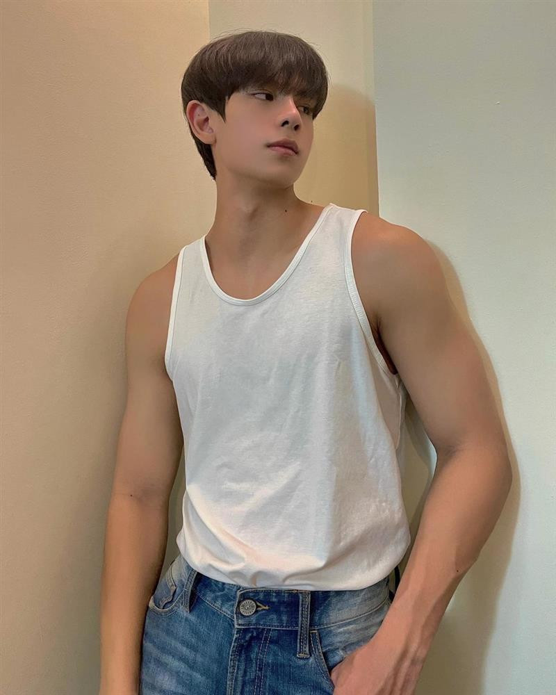 Vẻ đẹp như nam thần Thái của "con trai" Việt Anh - Hình 3 Ve dep nhu nam than Thai cua