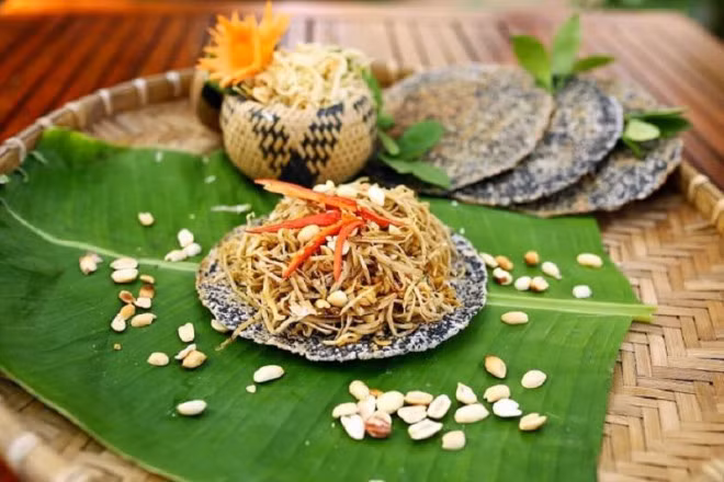 Món nhút chỉ cần vắt ráo nước rồi chấm mắm tỏi, nước tương ăn kèm rau kinh giới rất hợp. Ngoài ra chị em có thể rửa sạch vắt nước xào với mỡ thêm chút đường ăn siêu tốn cơm. Những ngày thời tiết nắng khô hanh, một bát nhút nộm thêm chút lạc, bánh đa, thịt lợn ăn kèm thì không còn gì tuyệt hơn.